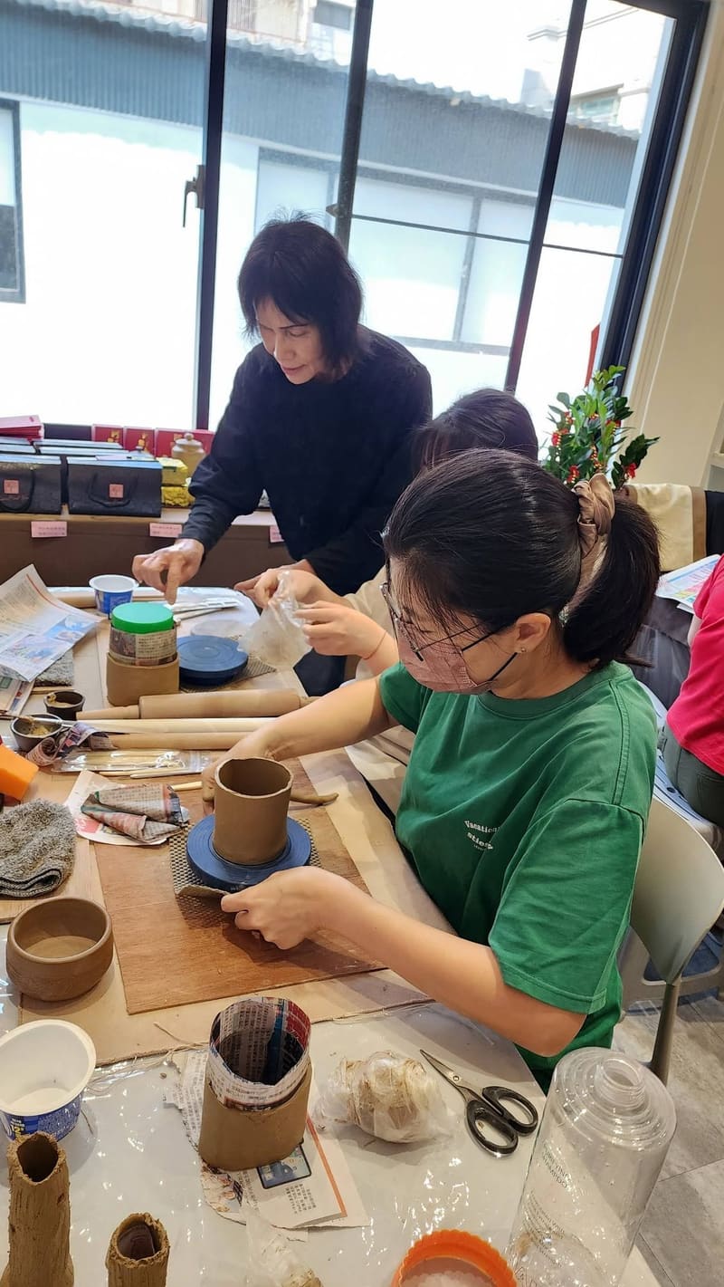 江秝笙老師親自示範指導學員手捏壺